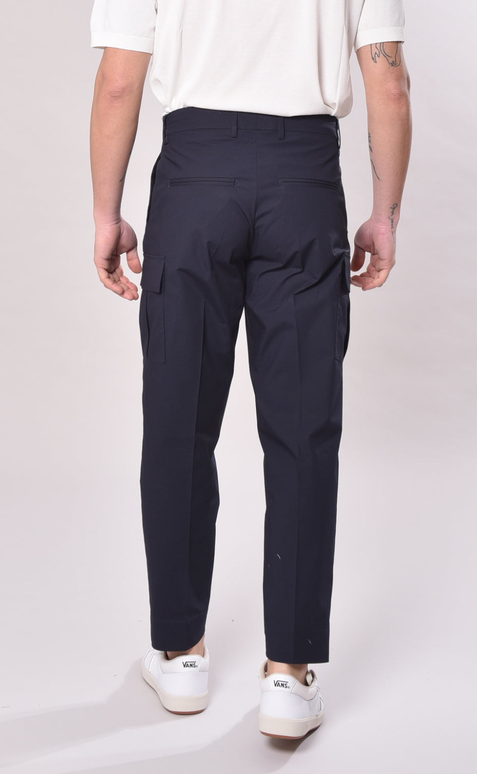 GABARDINE
Pantalone blu con tasconi

SKU: GAB-FR73BLU
