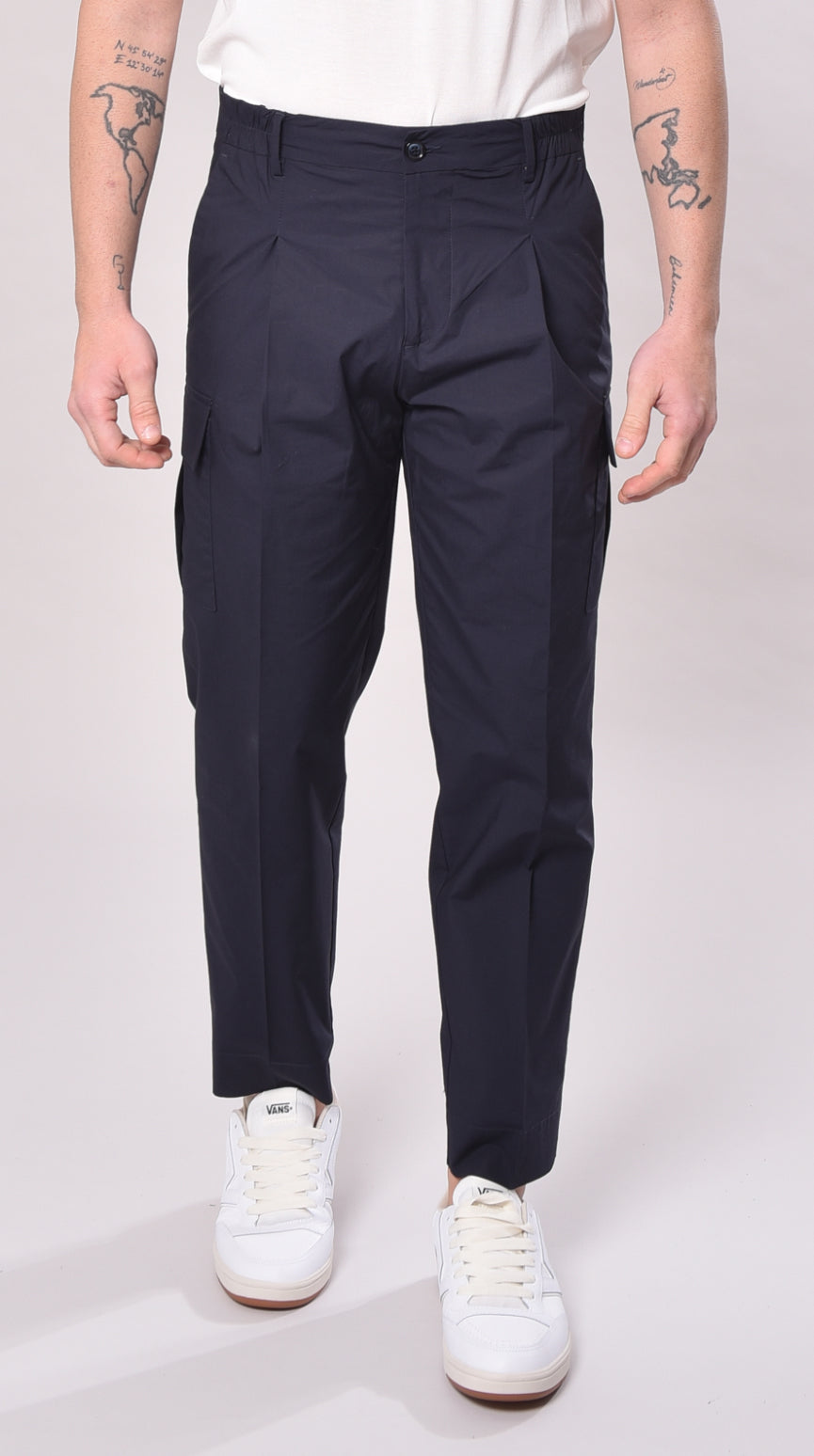 GABARDINE
Pantalone blu con tasconi

SKU: GAB-FR73BLU