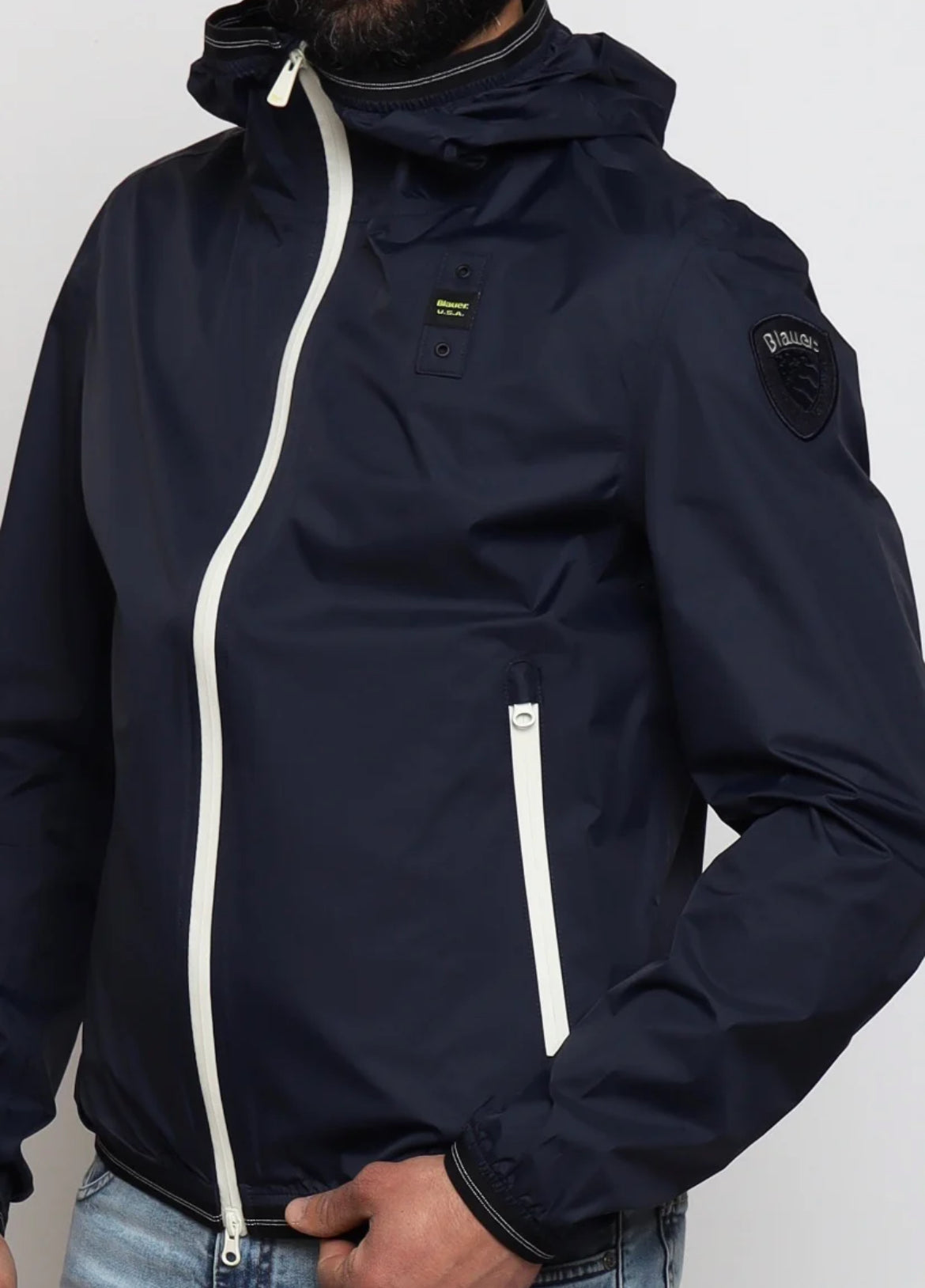 Blauer giubbotto uomo liscio logo sul braccio