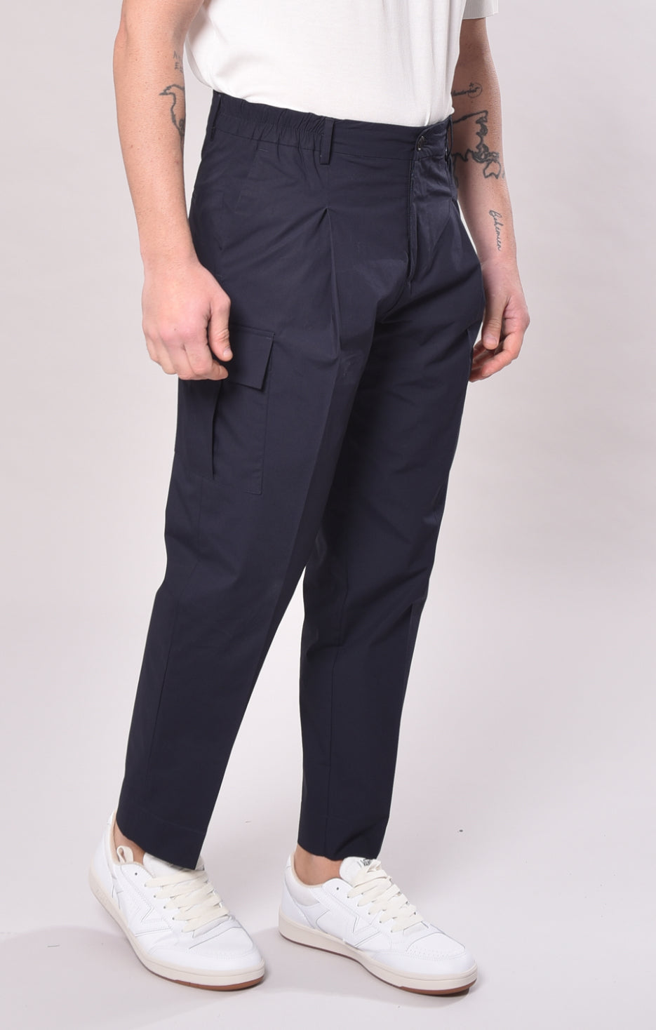 GABARDINE
Pantalone blu con tasconi

SKU: GAB-FR73BLU